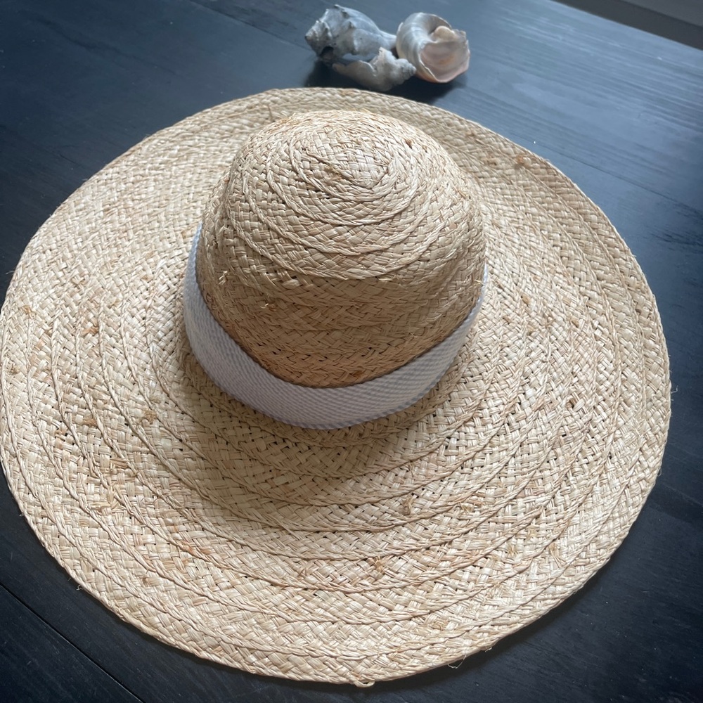Vineyard Vines Natural Straw Hat with blue& white checkered band